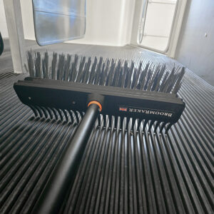 BroomRaker: Kombineret kost & rive til Ifor Williams hestetrailere