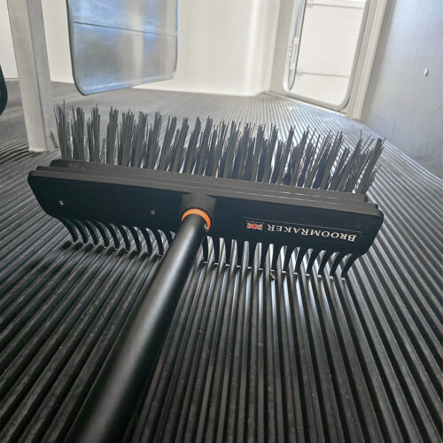 BroomRaker: Kombineret kost & rive til Ifor Williams hestetrailere