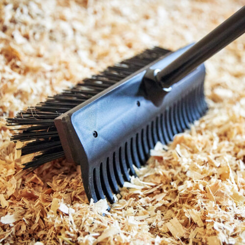 BroomRaker: Kombineret kost & rive til Ifor Williams hestetrailere